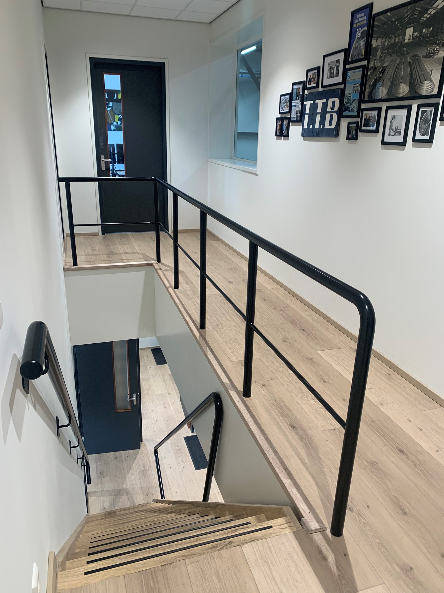 402331785_786617566604227_551974719617153761_n Tebunus Gebogen leuningen